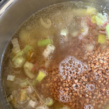 1. Этап. Айнтопф с гречкой и луком-пореем: Отправить пережарку и гречку в бульон, довести до кипения и варить 20-25 минут. Посолить и поперчить, всыпать майоран, с солью осторожно, так как бекон солёный.