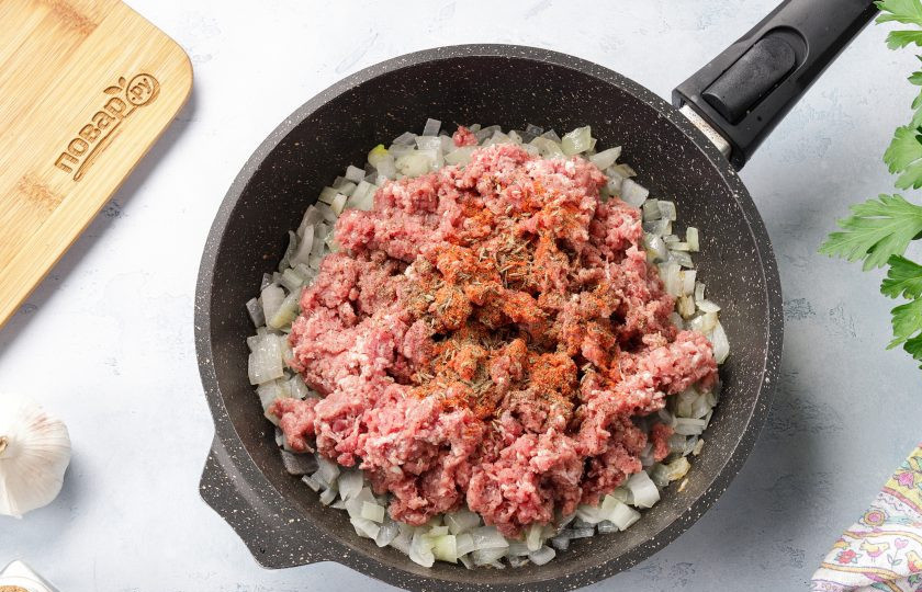 1. Этап. Кето-лазанья с кабачком: Добавьте к луку фарш и обжарьте его практически до готовности, разбивая комочки фарша лопаткой.
