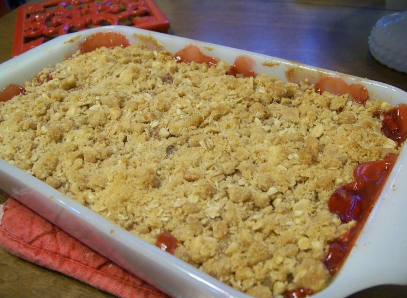 1. Этап. Запеканка с клубникой и ревенем: 4. Равномерно выложить сверху оставшееся тесто, разбивая его пальцами. Поставить форму в духовку и выпекать в течение 45-60 минут, до верхушки золотистого цвета, пока клубничная смесь не начнет бурлить. Дать запеканке остыть и подавать теплой или комнатной температуры.