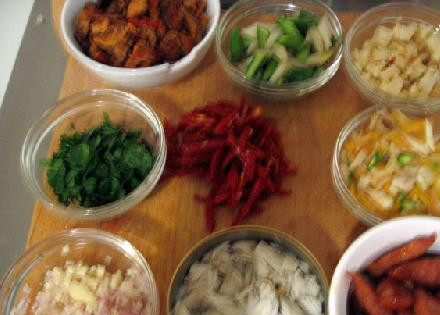 1. Этап. Вуду Фрикасе: Ингредиенты Вуду: 10 г базилика, 2 чашки соуса Voodoo Base, 1/4 стакана текилы, 1/4 фунта креветок, 1/4 фунта Nantaket Bay, мясо краба, по 2 белой и зеленой спаржи, 120 г грибов, 2 зубчика чеснока, луковица (мелко нарезанная), помидор (нарезанный соломкой), петрушка (мелко нарезанная), 1 столовая ложка сливочного масла, 1 лимон, соль и перец по вкусу.