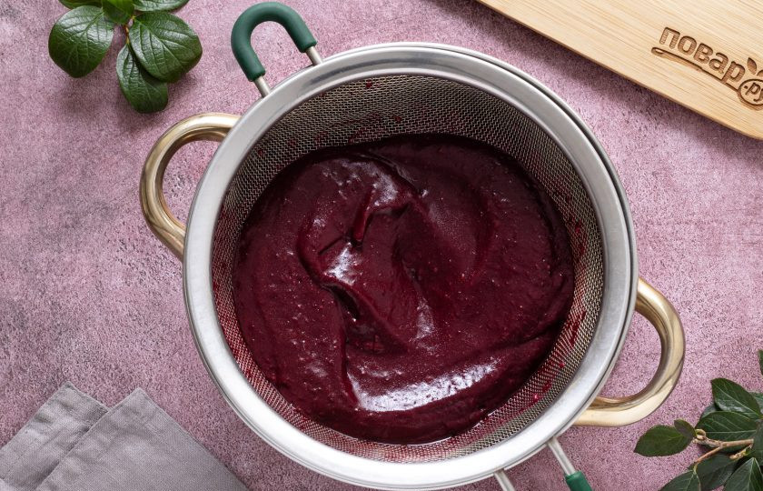 1. Этап. Домашняя пастила из смородины: Процедите через мелкое сито от косточек и шкурок. Этот шаг можно пропустить, но тогда пастила получится более неоднородная и не такая пластичная.