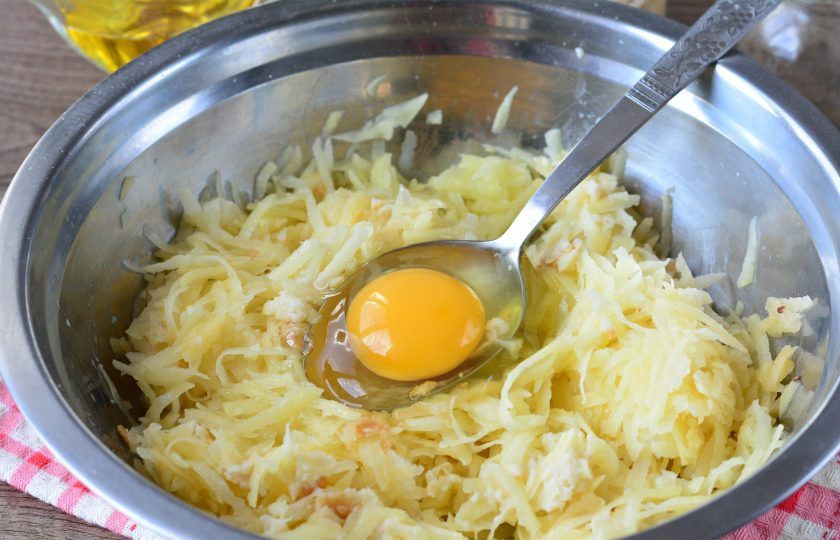 1. Этап. Картофельные шницели: Вбейте куриное яйцо.