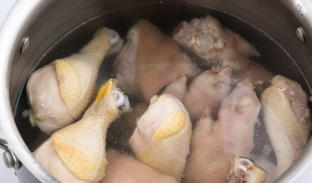 1. Этап. Холодец с курицей: 2. После закипания слейте воду и налейте чистую, чтобы она покрыла ее содержимое на 3 пальца. Отправьте кастрюлю на огонь, доведите воду до кипения и уменьшите огонь.