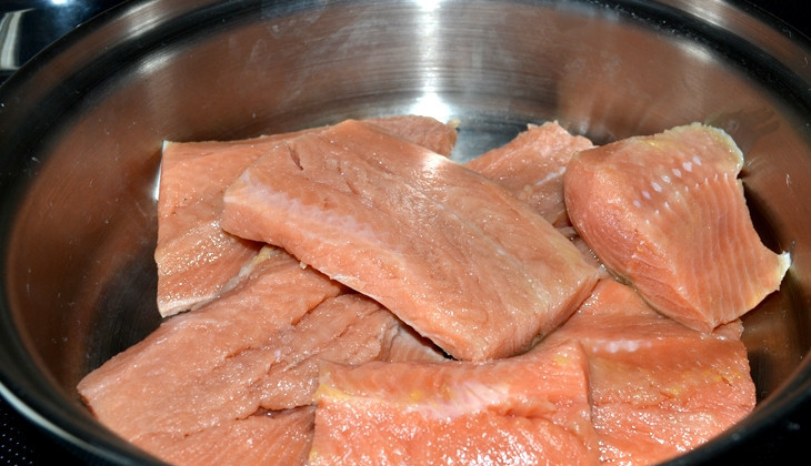 1. Этап. Салат Рыбачок: Рыбу для салата можно запечь или отварить. Я готовлю ее в сотейнике с 