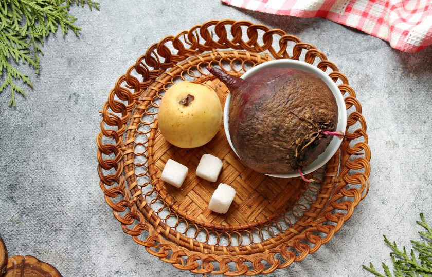 1. Этап. Свекольный уксус: Подготовьте все необходимые ингредиенты для приготовления свекольного уксуса. Яблоки и свеклу тщательно вымойте, обсушите.