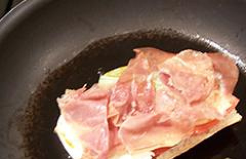 1. Этап. Легкий Панини: Укладываем мясо в булочку (начинкой). И оставляем бутерброд в той же сковороде.