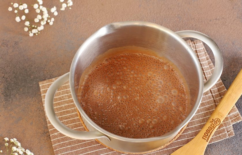 1. Этап. Шоколадно-банановый мусс: Перебейте все блендером до однородного состояния и уберите в прохладное место. Масса должна стать комнатной температуры.