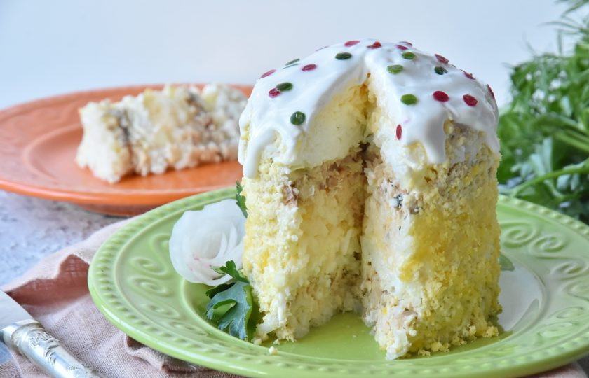 1. Этап. Пасхальный салат с консервированным лососем: Пусть светлый праздник принесет всем спокойствие и умиротворение! Приятного аппетита!