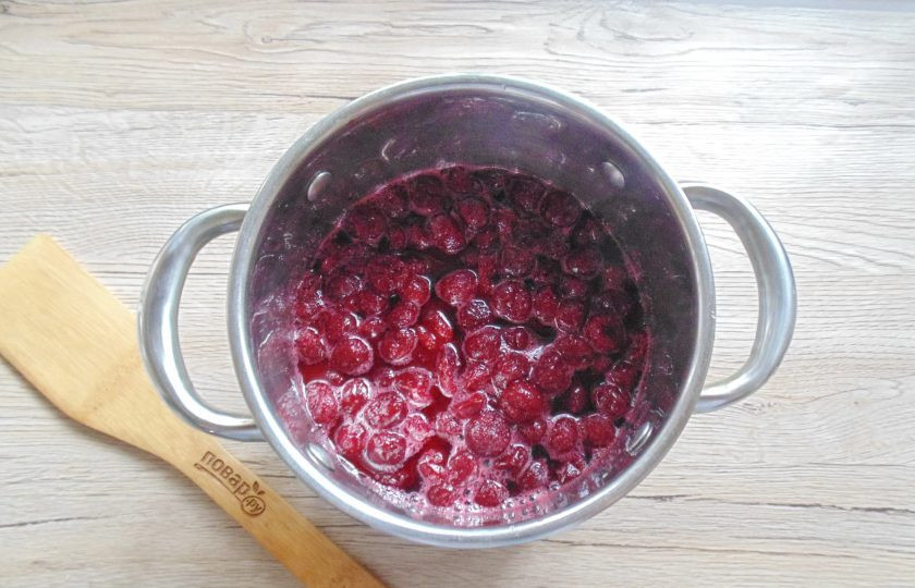 1. Этап. Варенье из замороженной вишни без косточек: Поставьте кастрюлю с вишней и сахаром на плиту и на среднем огне, периодически помешивая, доведите до полного растворения сахара.