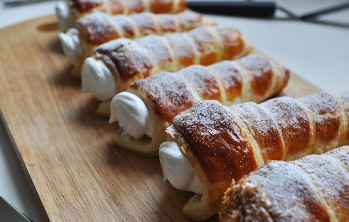 1. Этап. Слоеные трубочки: И посыпаем их сахарной пудрой. Поверьте, на вкус они такие же потрясающие, как и на вид. Приятного аппетита!