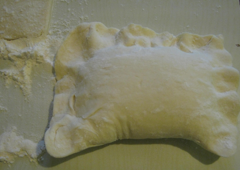 1. Этап. Слойки с творогом и изюмом: 8. Защипываю пирожок.