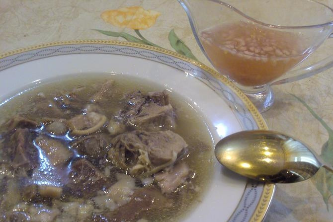 1. Этап. Хаш из требухи: Бульон, в котором варились копыта и голова, будет основой супа. В него добавьте измельчённый чеснок и кусочки мяса с языком. Приятного аппетита!