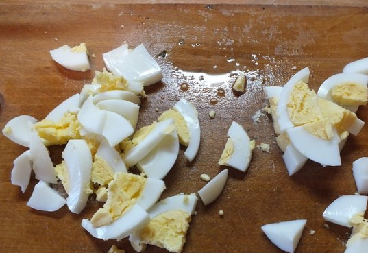 1. Этап. Салат из цветной капусты с яйцом: Варим яйцо и режем потом на кубики.