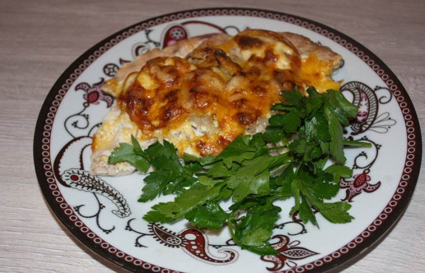 1. Этап. Мясо по-французски из куриного филе: Запекайте в духовке при 200 градусах до образования румянца на сыре. Мясо достигнет готовности через 30-45 минут.