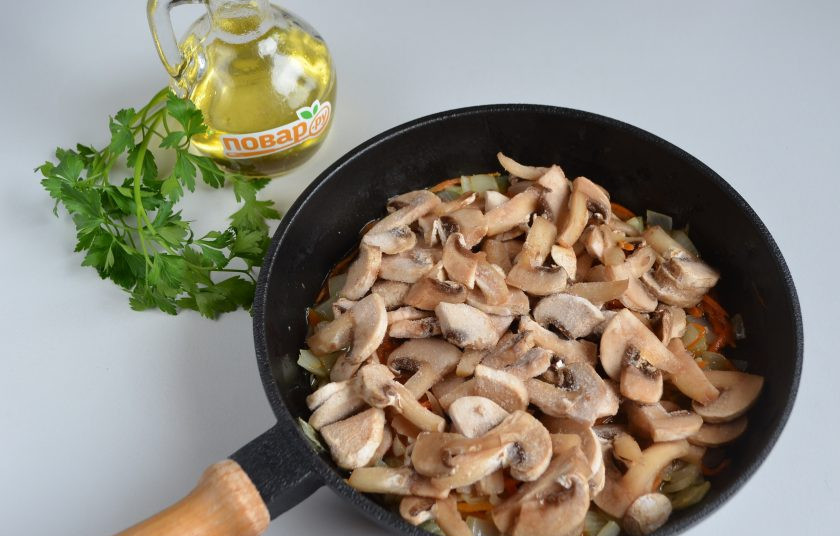 1. Этап. Чечевица с шампиньонами: 4. Добавьте порезанные свежие грибы или замороженные (я перед закладкой в морозилку их мою и режу).