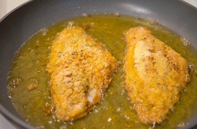 1. Этап. Тиляпия в кляре: Положите на тарелку бумажные салфетки и на них выкладывайте пожаренную рыбу. Так с рыбки уйдёт лишний жир.