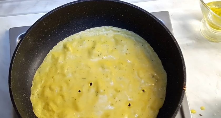 1. Этап. Блины рисовые с карри: 3. Вылейте жидкую часть теста в муку и хорошо перемешайте. Обжарьте блины на растительном масле с обеих сторон.