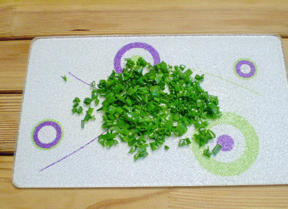 1. Этап. Салат Цветной: 7. Мелко рубим зеленый лук перо.