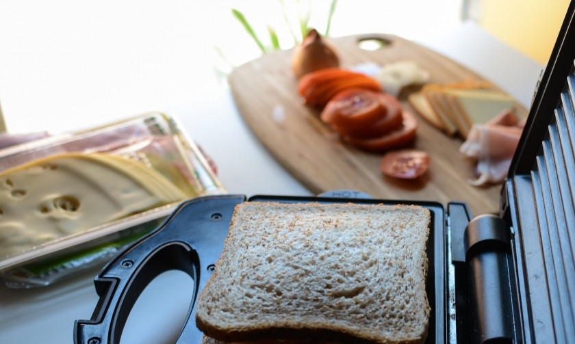 1. Этап. Тосты в бутерброднице: Сложите два ломтика хлеба для тостов вместе, аккуратно, чтобы не выпали ингредиенты;) И положите в бутербродницу,)