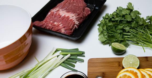 1. Этап. Карне асада из говядины: Подготовьте продукты. Мясо порежьте очень тонкими ломтиками, апельсины кольцами, зелень и лук крупными кусочками.