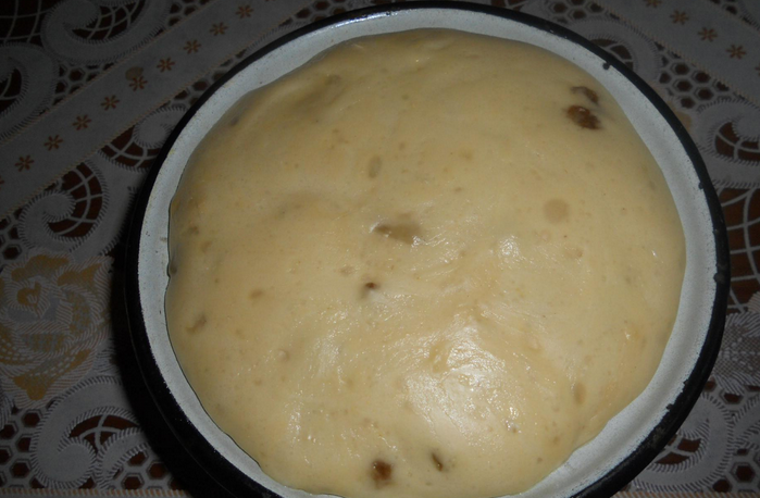 1. Этап. Кекс из дрожжевого теста: Переместите тесто в форму, предварительно смазанную растительным маслом. Оставляем еще на немного времени в теплом месте.