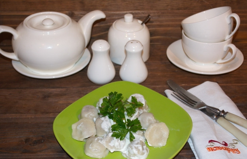 1. Этап. Пельмени из рисовой муки: Подайте к столу, обильно полив сметаной или йогуртом.