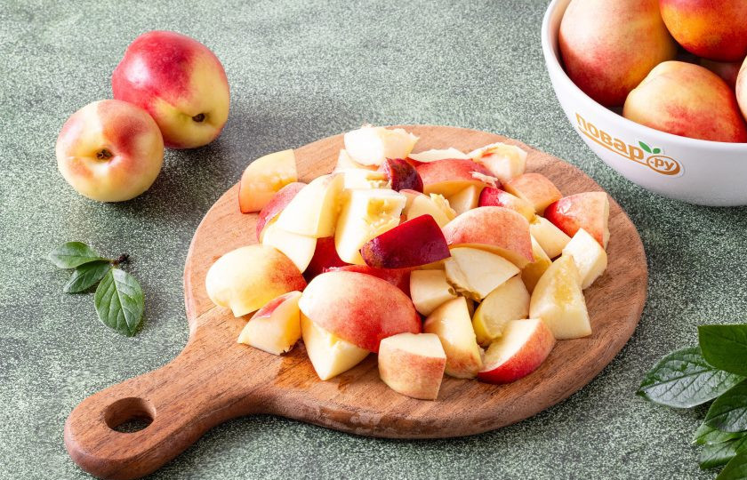 1. Этап. Повидло из нектаринов: Нектарины помойте, обсушите, удалите косточки. Нарежьте ломтиками среднего размера.