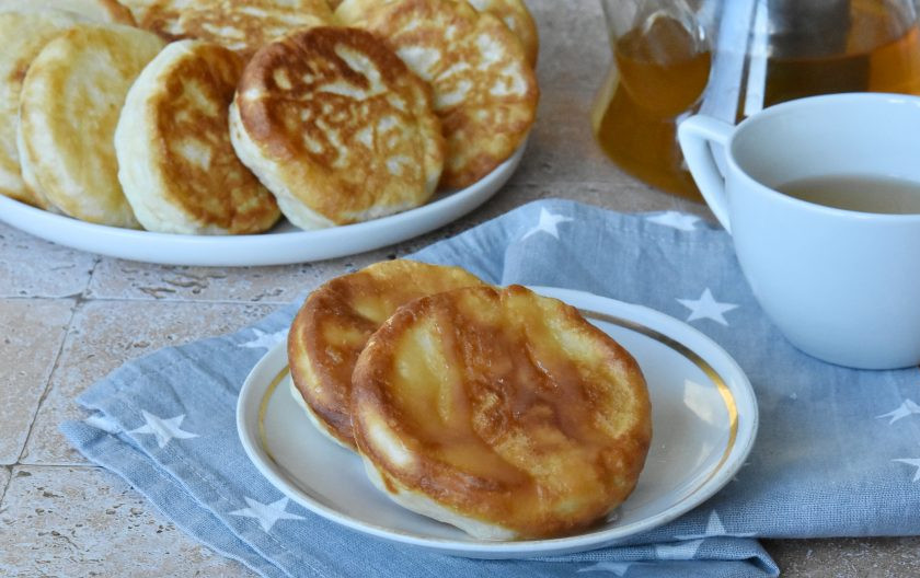 1. Этап. Дутые оладьи: Подавайте оладьи с любым топпингом карамелью, медом, вареньем, сметаной и т.д.