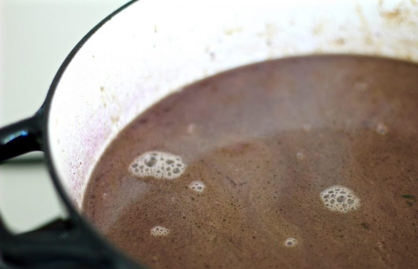 1. Этап. Говядина в вине в духовке: 8. Влейте говяжий бульон, после закипания добавьте нарезанный кубиками картофель, морковь, ранее обжаренные овощи и мясо.