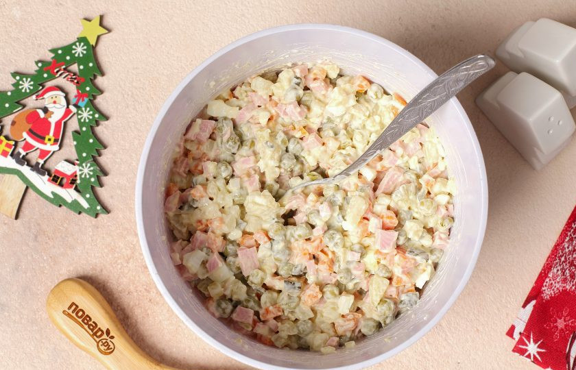 1. Этап. Салат Оливье на год Кролика: Салат посолите, заправьте майонезом и перемешайте.