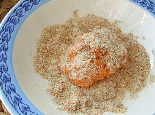 1. Этап. Морковные котлеты на скорую руку: 5. Аккуратно залепить фарш так, чтобы сыр остался в серединке. Обвалять со всех сторон в сухарях.