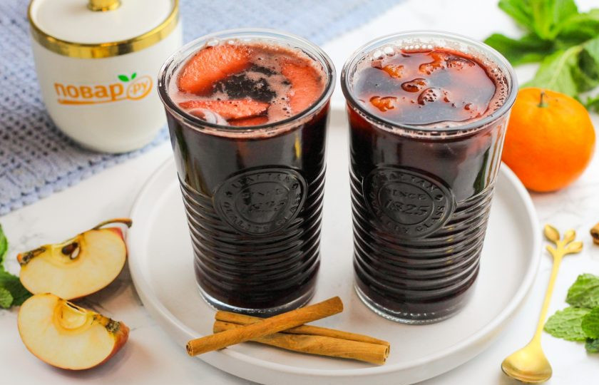 1. Этап. Черный глинтвейн: Разлейте горячий черный глинтвейн в стаканы или чашки и подайте к столу. Дегустируйте его только в горячем виде.