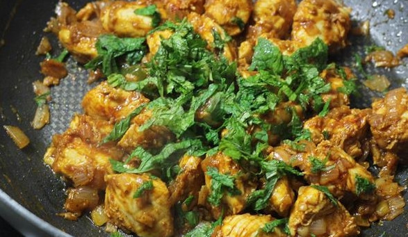 1. Этап. Курица по-китайски с лимоном: 7. Жарьте на среднем огне до готовности. В конце дополните курицу по-китайски с лимоном зеленью. Приятного аппетита!