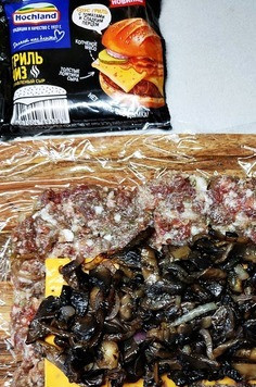 1. Этап. Мясной рулет с грибами: Сверху выложить поджаренные грибы