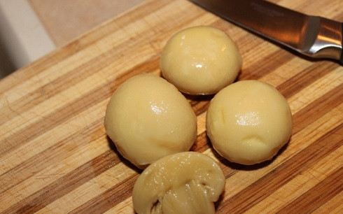 1. Этап. Салат с сыром и грибами: Маринованные грибы можно брать любые. Нарезаем на кубики или пластинки.