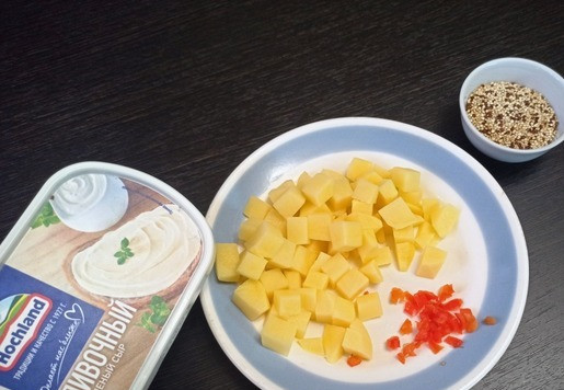 1. Этап. Сырный суп с колбасой и киноа: Нарезать картофель и чили.