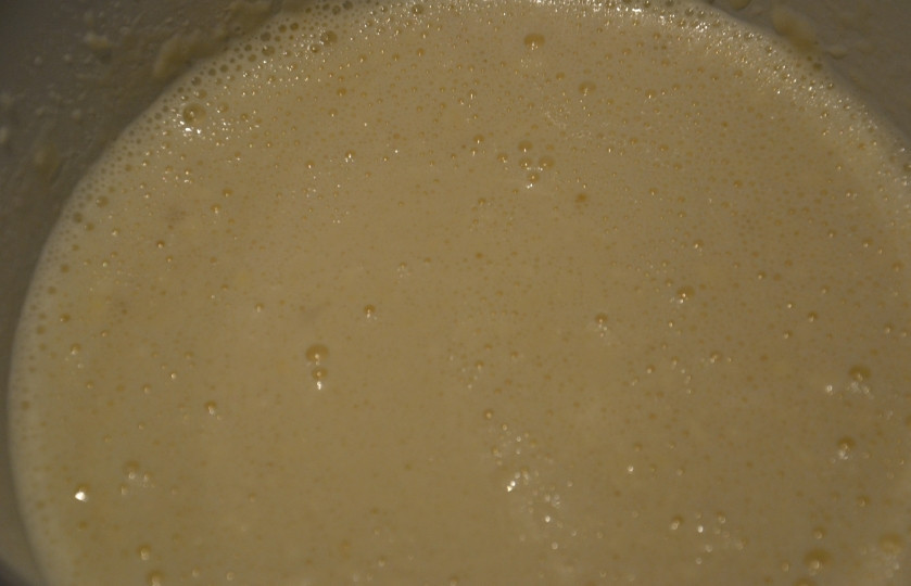 1. Этап. Блинчики с клубникой: Тесто хорошо размешать, добавить соль, сахар и масло.