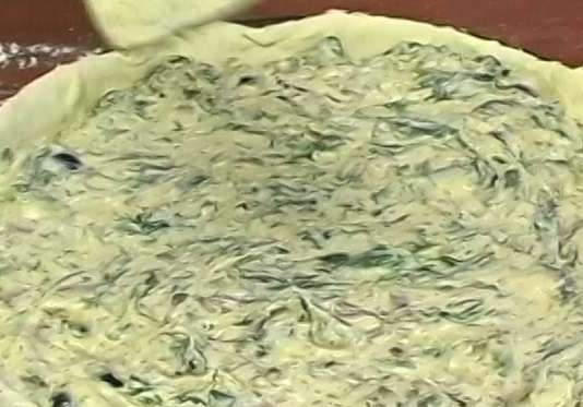 1. Этап. Пирог со щавелем от Юлии Высоцкой: На тесто уложите начинку. Края заверните в виде бортиков.