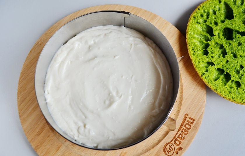 1. Этап. Новогодний торт Лесной мох: Пропитайте бисквит (горячая вода+лимонный сок+сахар). Сверху распределите крем.