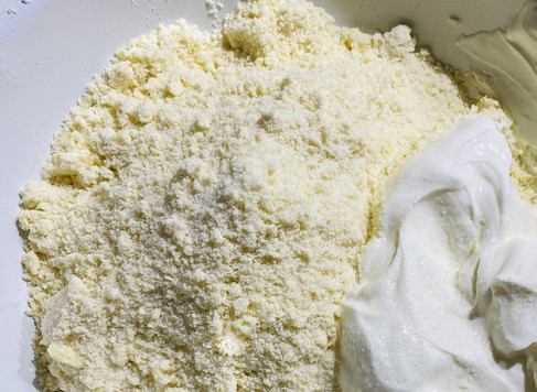 1. Этап. Хрустящие рогалики: Добавить соль и сметану