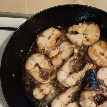 1. Этап. Суп рыбный с перловой крупой: Затем овощи вынуть и здесь же обжарить кусочки рыбы по 2 - 3мин с каждой стороны.