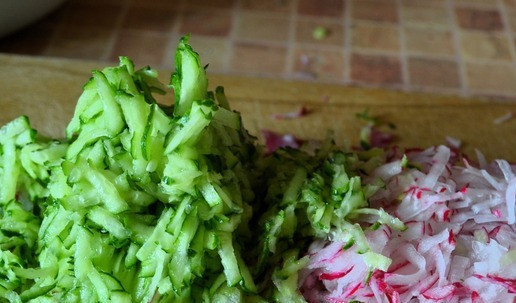 1. Этап. Окрошка с курицей: Натереть на тёрке огурцы и редис.