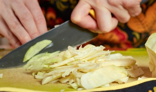 1. Этап. Капуста Бешамель: Капусту нашинковать тонкой соломкой.