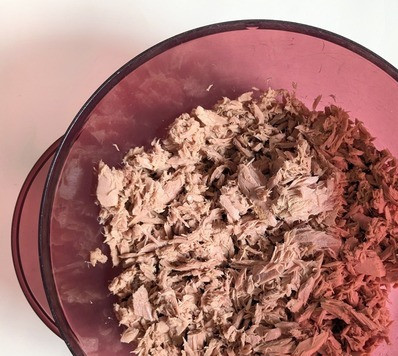 1. Этап. Котлеты из тунца и цукини: Тунец выложить в глубокую миску, раздавить вилкой.