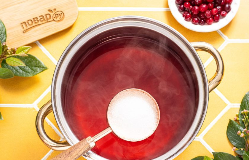 1. Этап. Клюквенный напиток: Добавьте в напиток сахар, перемешайте до его полного растворения.