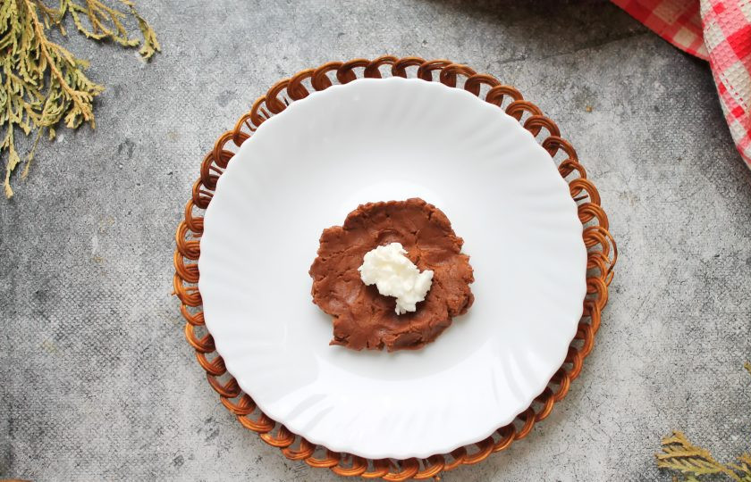 1. Этап. Печенье с кремом-чиз: Сливочный сыр смешайте с сахарной пудрой, тесто разделите на одинаковые части и сформируйте шарики. Каждый шарик разомните в лепешку, в середину выложите часть сладкого крем-чиза.