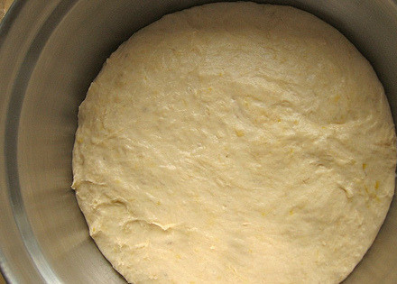 1. Этап. Вкусный пирог с тыквой и яблоком: 1. Сперва нужно заняться тестом. В глубокой мисочке соедините теплое молоко, щепотку сахара и дрожжи. Растворите дрожжи, дайте им постоять около 10 минут. После вбейте яйца, всыпьте щепотку соли и постепенно добавляйте просеянную муку. Замесите мягкое, не слишком плотное тесто. При желании использовать в рецепте приготовления пирога с тыквой и яблоками можно также готовое слоеное тесто (для экономии времени, например).