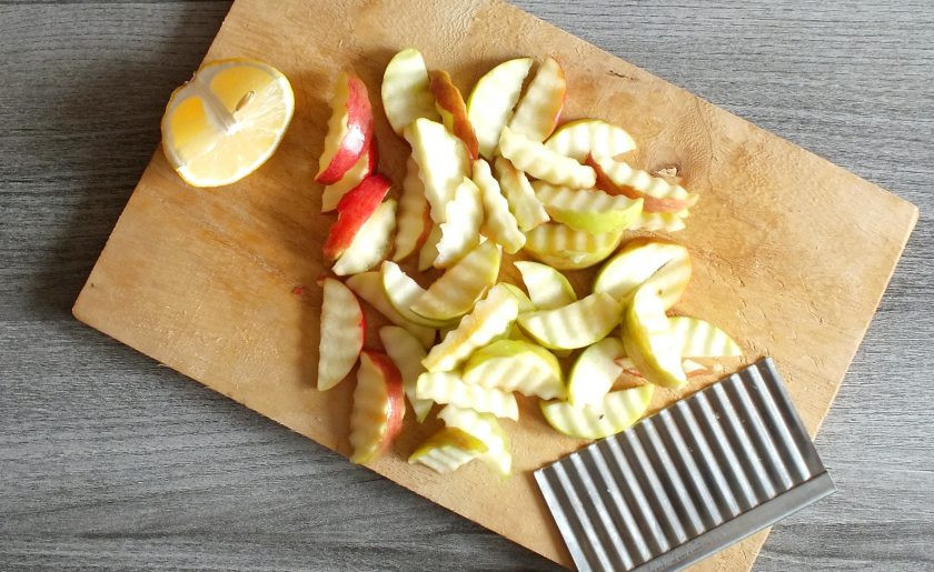 1. Этап. Дрожжевой пирог с яблоками и изюмом: У яблок удалите семенную коробочку. Нарежьте на ломтики. Сбрызните лимонным соком.