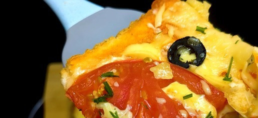 1. Этап. Пицца из хлеба: Посыпьте зеленью и 50 г натертого сыра. Приятного аппетита!