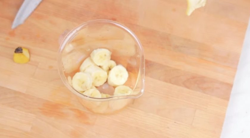 1. Этап. Кофейно-банановый смузи: 1. Для приготовления кофейно-бананового смузи нарежьте замороженный банан на кусочки и поместите их в чашу блендера. Затем хорошо взбейте их в пюре.